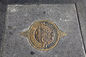Deurstickers plaque au sol du Marina de Berkeley, Californie © fannyes