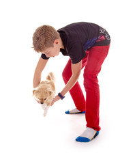 Junge mit kleinem Hund