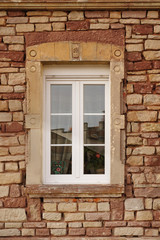 Buntsandsteinfassade mit PVC Fenster in Renovierung