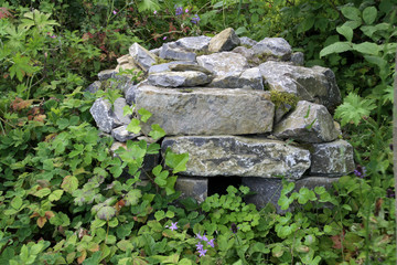Igelhaus aus Steinen