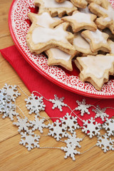 biscotti glassati  su piatto_ Natale