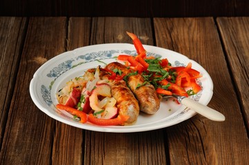 Fried sausages with fresh vegetables