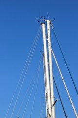 Antennes et anémomètres sur mâts de voiliers