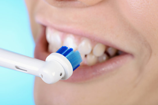 Elektrische Zahnbürste bei Zahnpflege