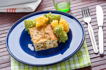 Trancio di frittata al forno servita su un piatto