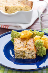 Trancio di frittata al forno servita su un piatto