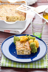 Trancio di frittata al forno servita su un piatto