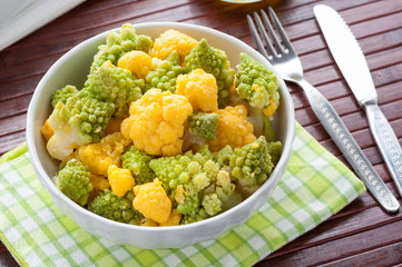 Insalata di cavolfiori colorati