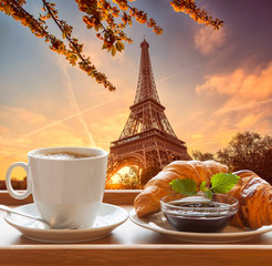 Obrazy na Szkle  Kawa z rogalikami na tle wieży Eiffla w Paryżu, Francja