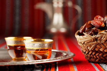 Iconische thee en dadels van Abrian-stof symboliseren Arabische gastvrijheid
