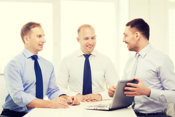 Fototapeta premium business team working with laptop in office