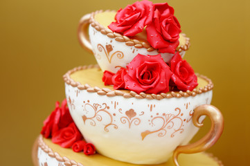 Obraz na płótnie Canvas Wedding cake decorated with red flowers