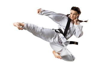 Professionele vrouwelijke karatevechter die op wit wordt geïsoleerd