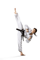 Professionele vrouwelijke karatevechter die op wit wordt geïsoleerd