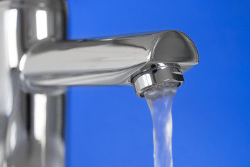 Wasserhahn mit Wasserstrahl