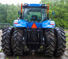 Obraz premium Rear view of the new blue tractor