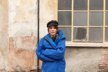 Obraz premium woman in front of a wall
