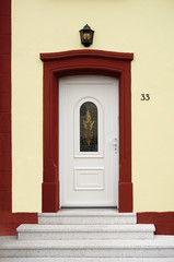 Fototapeta na wymiar Renovierter Eingangsbereich eines Altbaus mit PVC Tür