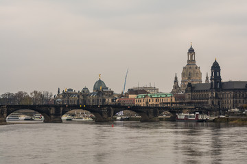 Dresdens Skyline und Augustusbr&uuml;cke