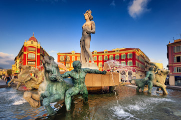 Fontaine sur la Place Masséna à Nice, dans le sud de la France