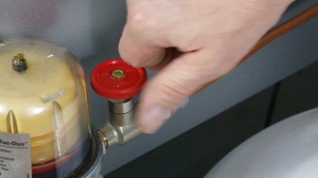 Handwerker dreht &Ouml;lleitung auf