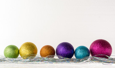 Christbaumkugeln auf Lametta frontal