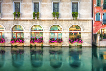 Kolorowa fasada budynku Treviso,Włochy.