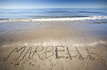 arena en la playa con agua  del mar y  Marbella en la arena