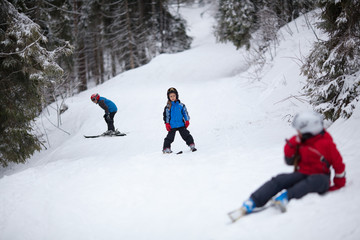 Fototapeta na wymiar Little skiers