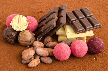 Schokolade, Pralinen und Kakaobohnen