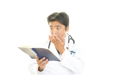 驚いた表情の医師