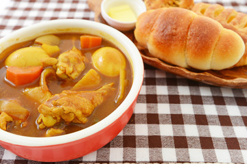 美味しそうなカレーとパン
