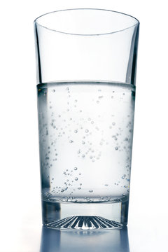 Bicchiere acqua fredda con bollicine