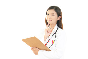 考え事をする女医