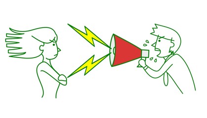 メガホンで怒鳴る男性と反抗する女性