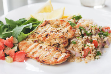 Chicken meat with bulgur and rocket salad