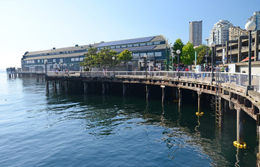 The picturesque waterfront in downtown Seattle - obrazy, fototapety, plakaty