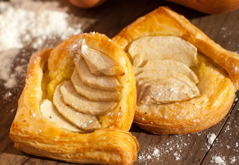 Triangle wraps of puff pastry with pear