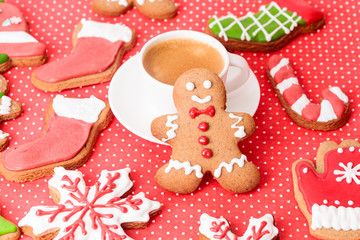 Obraz premium Coffee cup and christmas cookies