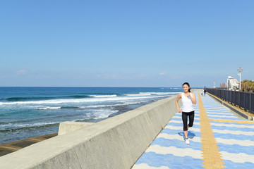 ジョギングをする女性