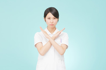 バツ印するナース