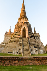 Fototapeta premium ワット・プラシーサンペットの仏塔 正面