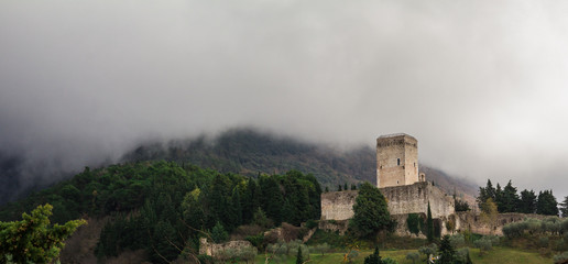 Rocca minore di Assisi fra le nuvole