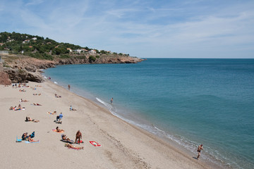 Une plage de Sète avec quelques baigneurs
