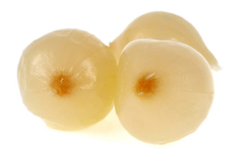 Les oignons blancs saumurés