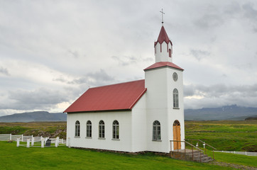Fototapeta na wymiar Церковь в горах Исландии