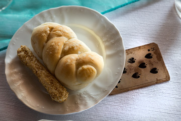 Eight of spades under a dish with bread