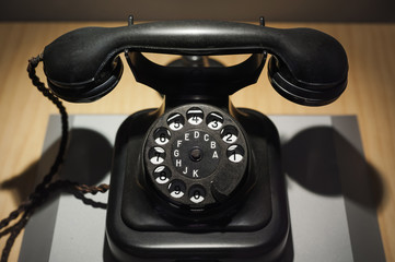 altes Telefon - Tischfernsprecher
