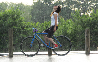 Fototapeta na wymiar gir on fixie bicycle in the rain.