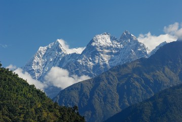 Thamserku peak